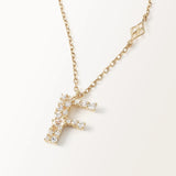 Collier Initiale F en vue zoomée sur la lettre