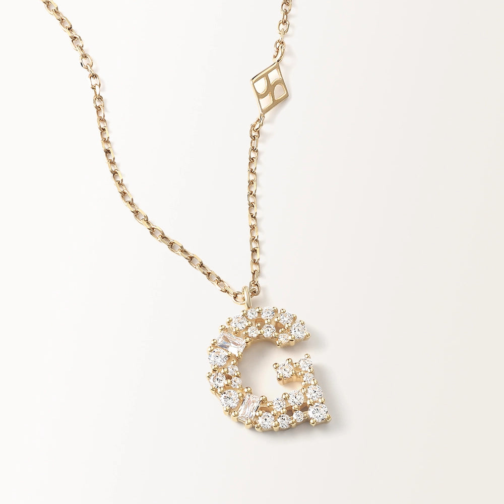Collier Initiale G en vue zoomée sur la lettre