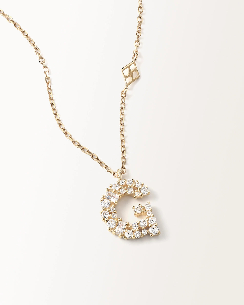 Collier Initiale G en vue zoomée sur la lettre