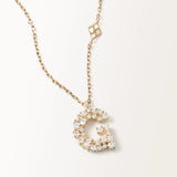 Collier Initiale G en vue zoomée sur la lettre