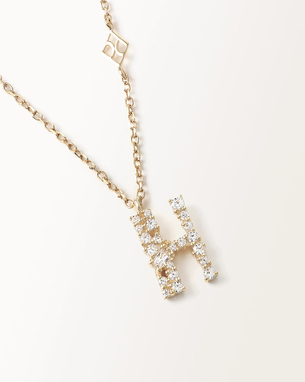 Collier Initiale H en vue zoomée sur la lettre