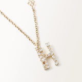 Collier Initiale H en vue zoomée sur la lettre