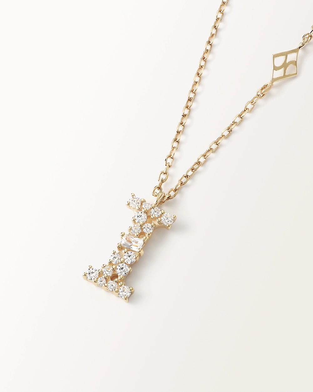 Collier Initiale I en vue zoomée sur la lettre