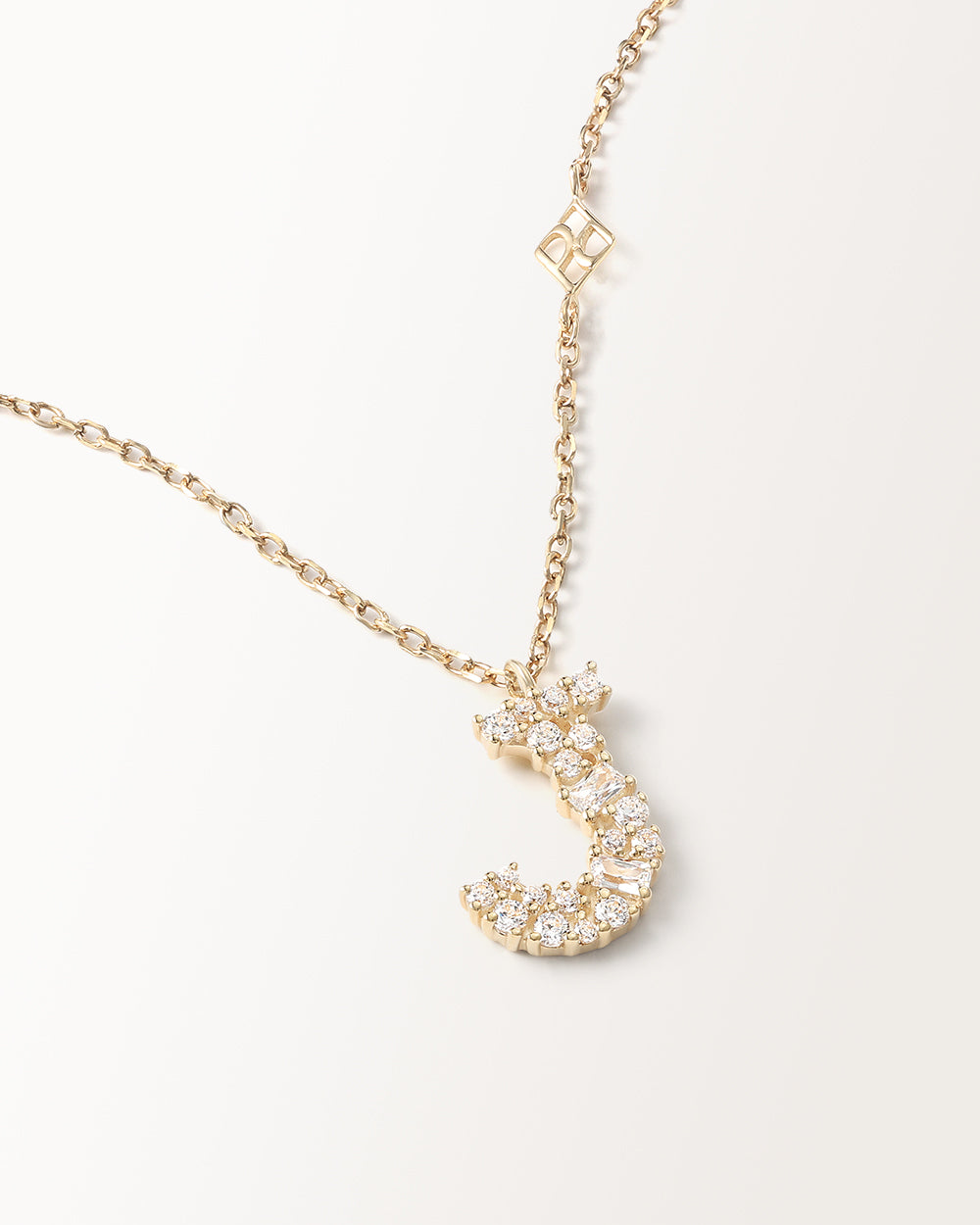 Collier Initiale J en vue zoomée sur la lettre