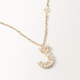 Collier Initiale J en vue zoomée sur la lettre
