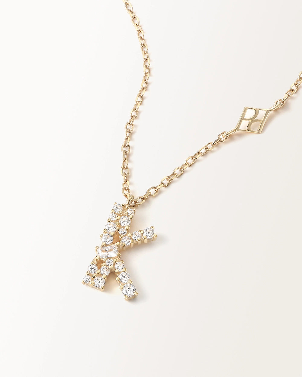Collier Initiale K en vue zoomée sur la lettre