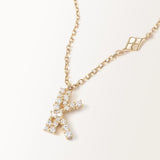 Collier Initiale K en vue zoomée sur la lettre