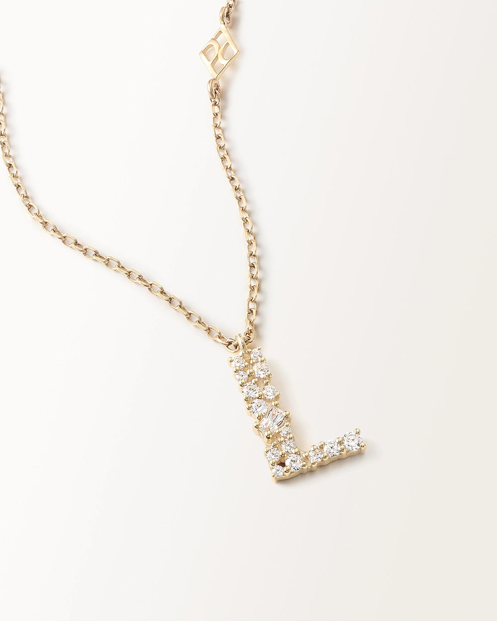 Collier Initiale L en vue zoomée sur la lettre