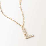 Collier Initiale L en vue zoomée sur la lettre