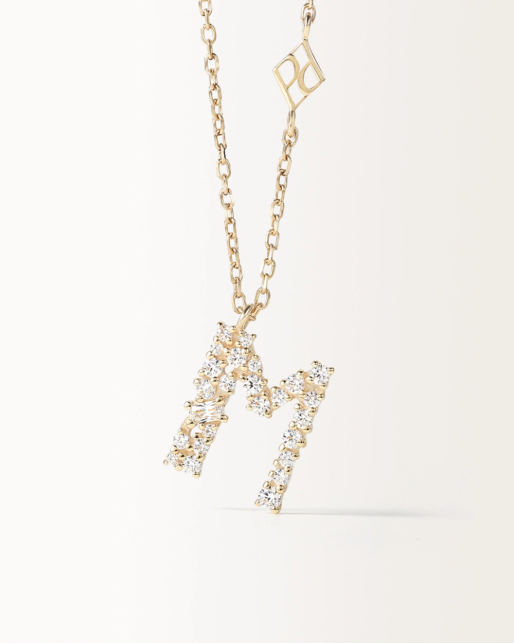 Collier Initiale M en vue zoomée sur la lettre