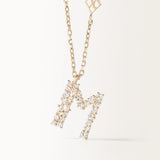 Collier Initiale M en vue zoomée sur la lettre