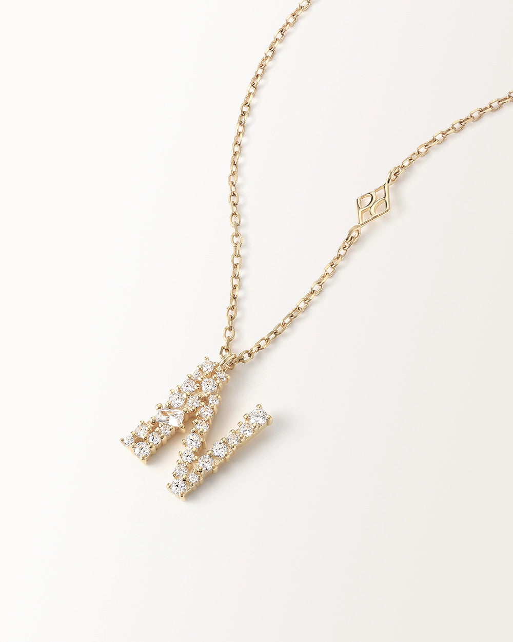 Collier Initiale N en vue zoomée sur la lettre