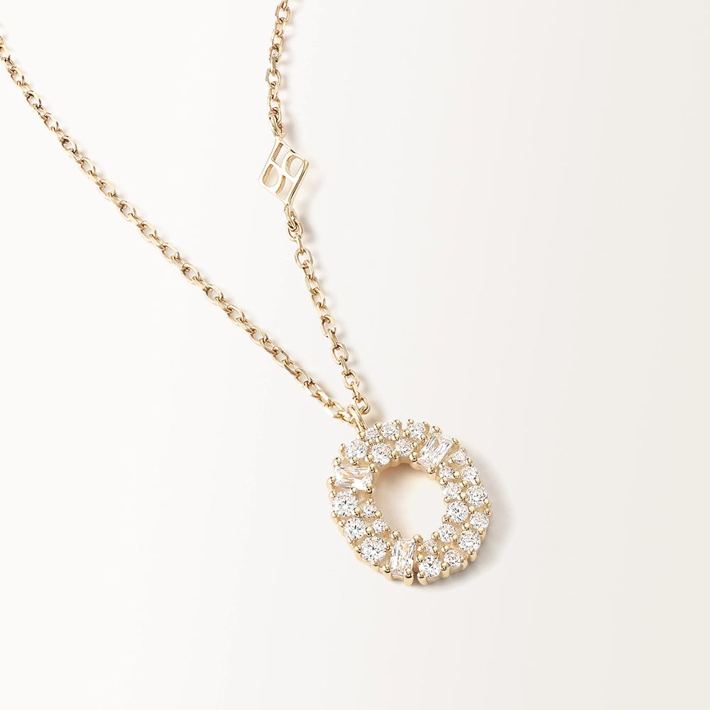 Collier Initiale O en vue zoomée sur la lettre