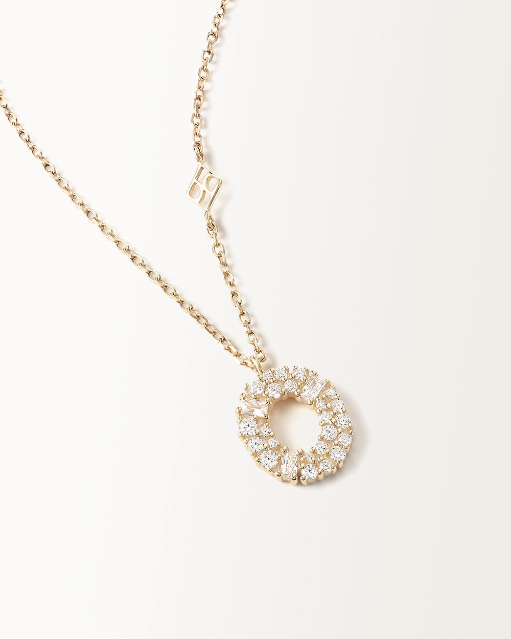 Collier Initiale O en vue zoomée sur la lettre