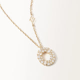 Collier Initiale O en vue zoomée sur la lettre
