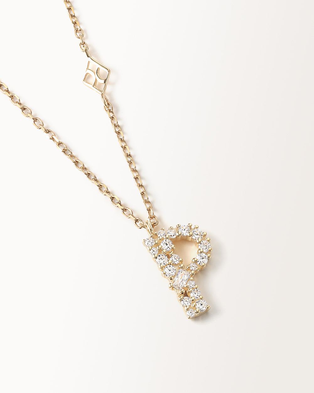Collier Initiale P en vue zoomée sur la lettre