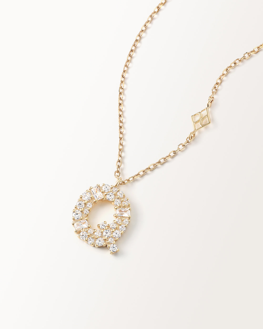 Collier Initiale Q en vue zoomée sur la lettre