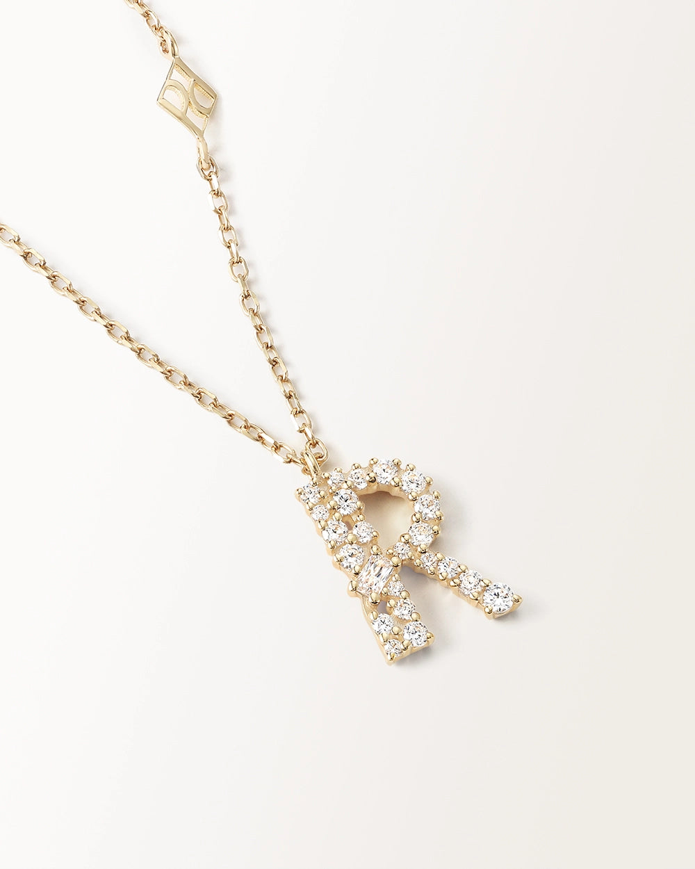 Collier Initiale R en vue zoomée sur la lettre