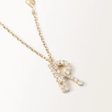 Collier Initiale R en vue zoomée sur la lettre