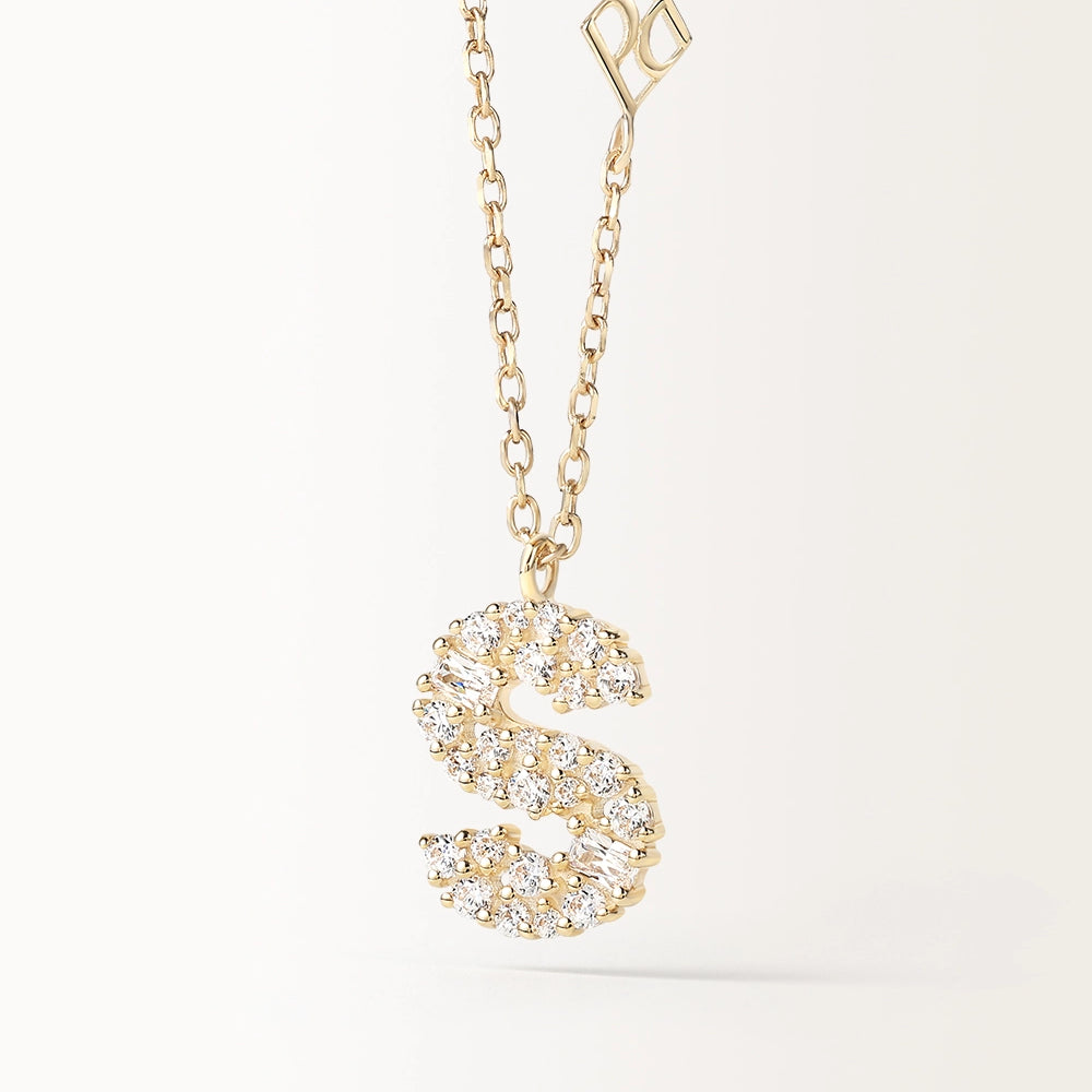 Collier Initiale S en vue zoomée sur la lettre