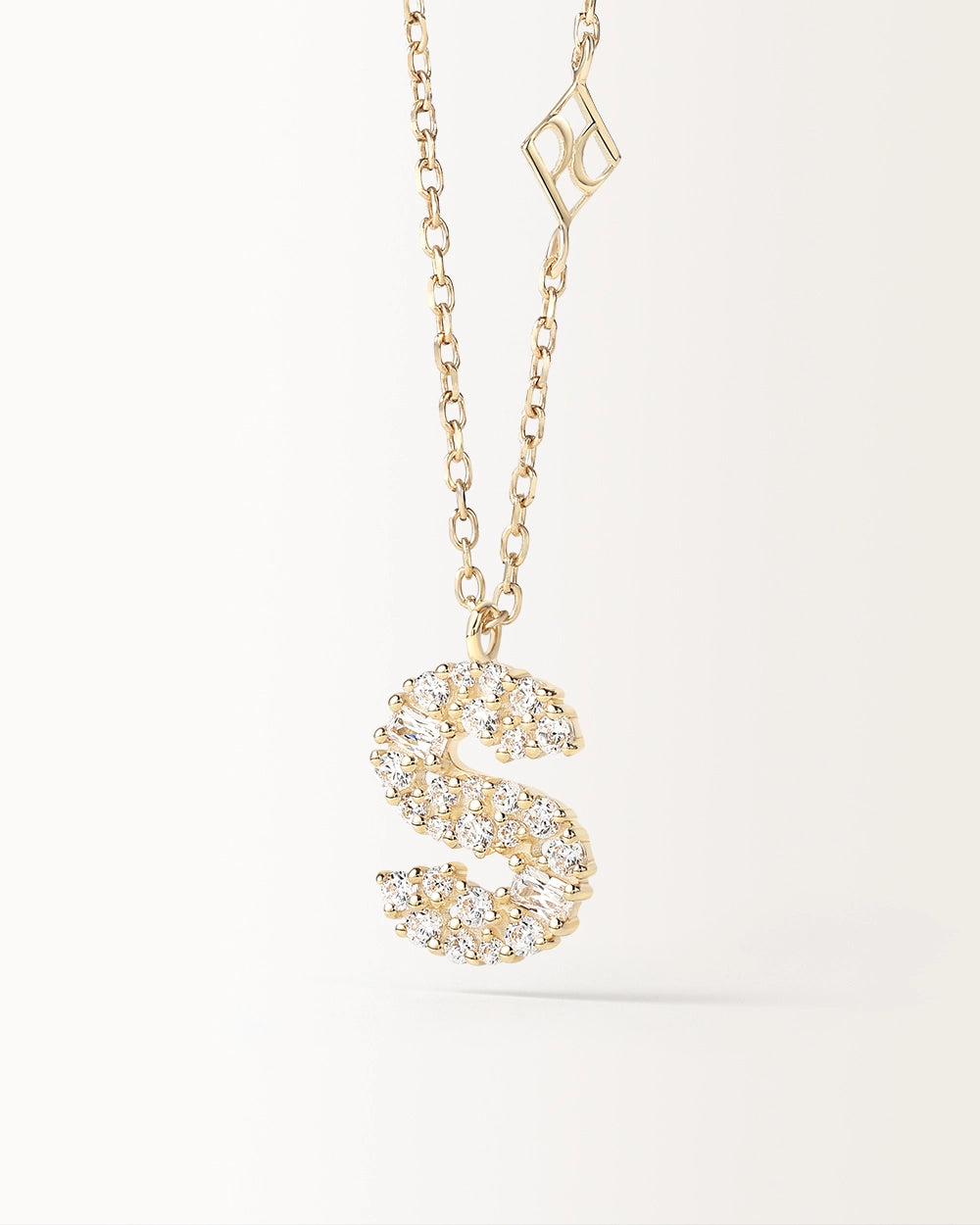 Collier Initiale S en vue zoomée sur la lettre