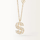 Collier Initiale S en vue zoomée sur la lettre