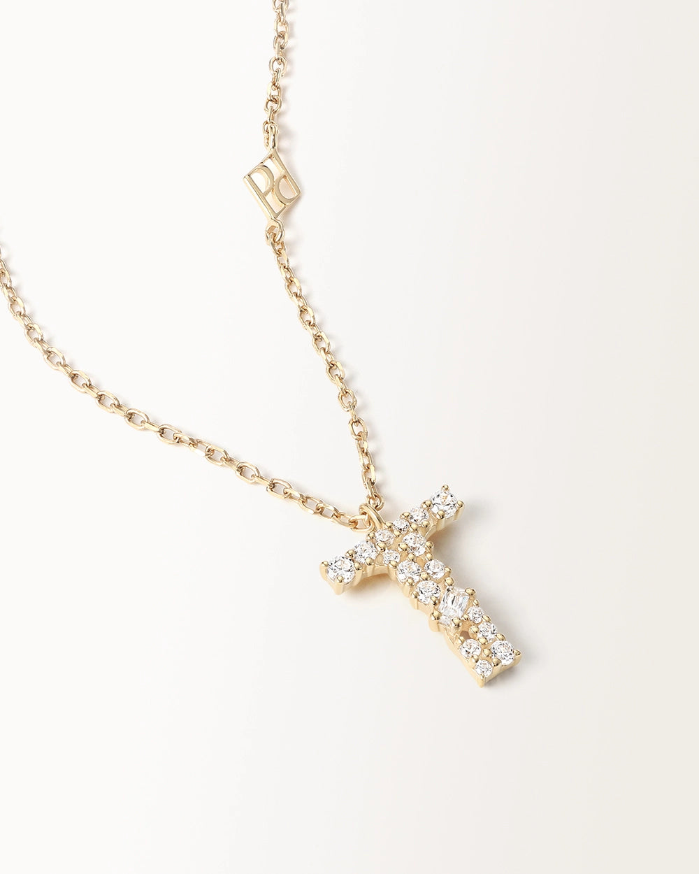 Collier Initiale T en vue zoomée sur la lettre