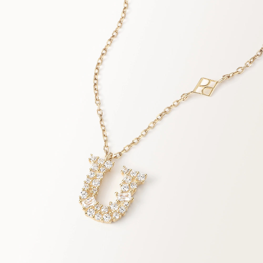 Collier Initiale U en vue zoomée sur la lettre