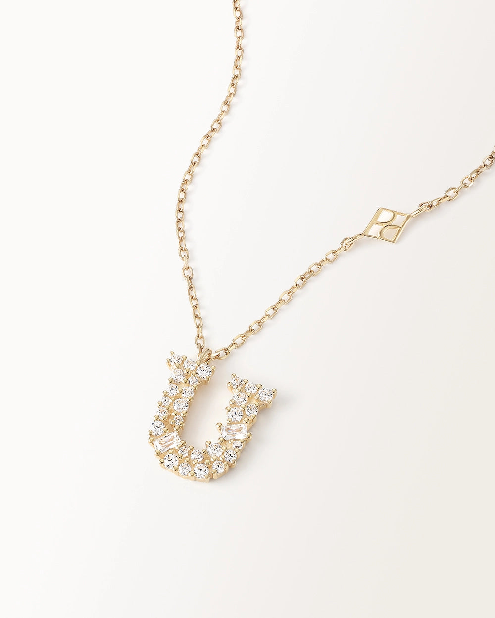 Collier Initiale U en vue zoomée sur la lettre