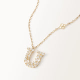 Collier Initiale U en vue zoomée sur la lettre