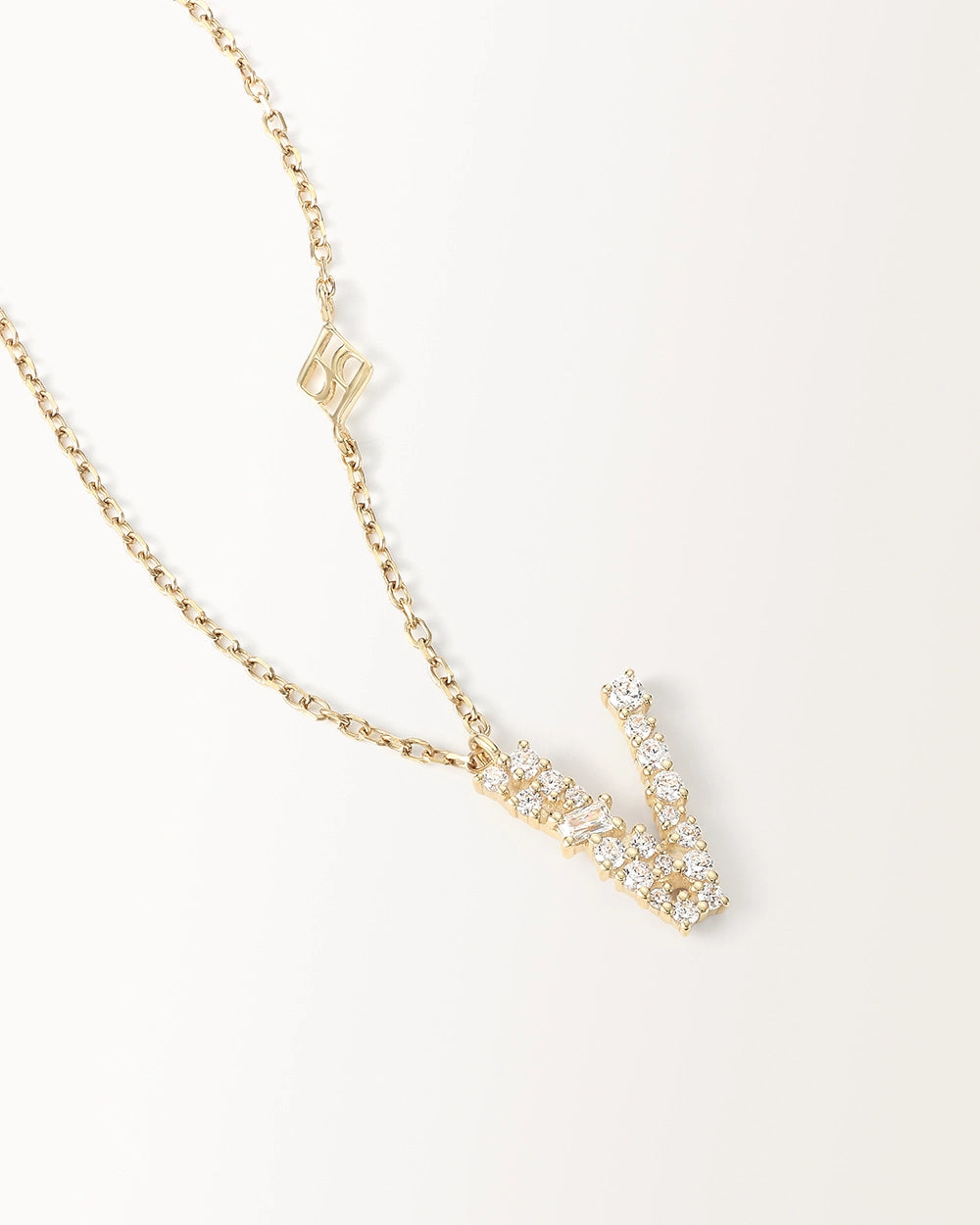 Collier Initiale V en vue zoomée sur la lettre