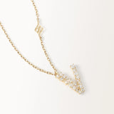 Collier Initiale V en vue zoomée sur la lettre