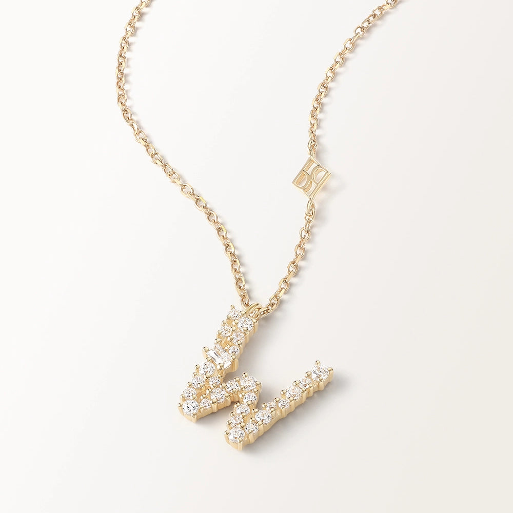 Collier Initiale W en vue zoomée sur la lettre