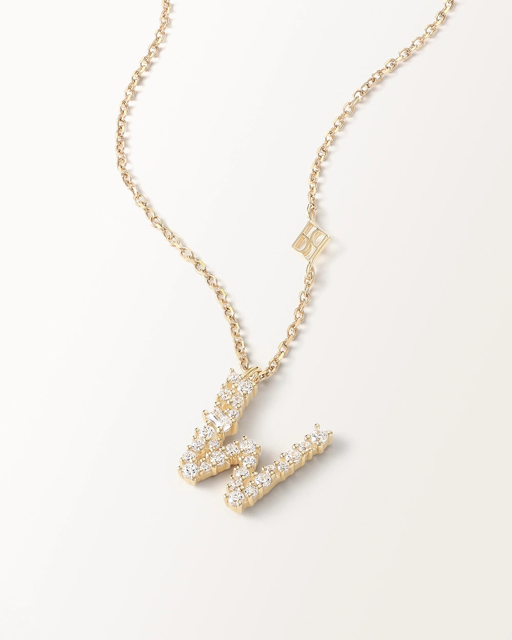 Collier Initiale W en vue zoomée sur la lettre
