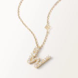 Collier Initiale W en vue zoomée sur la lettre