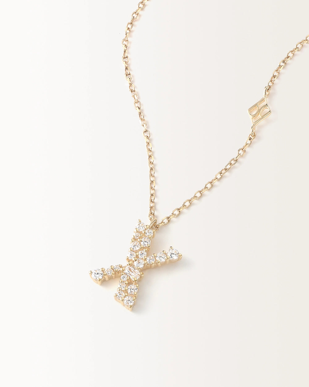 Collier Initiale X en vue zoomée sur la lettre