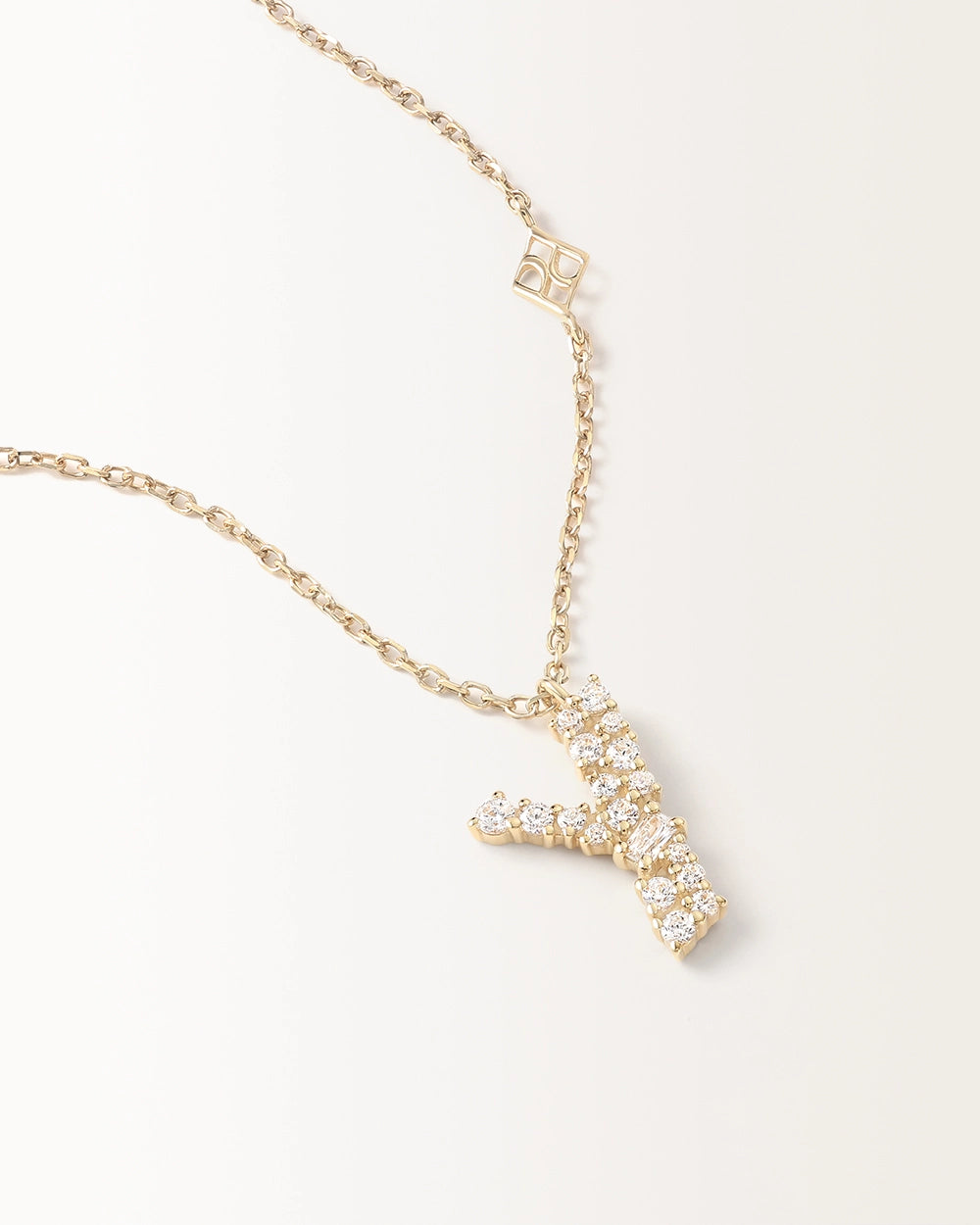 Collier Initiale Y en vue zoomée sur la lettre
