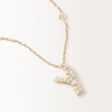 Collier Initiale Y en vue zoomée sur la lettre