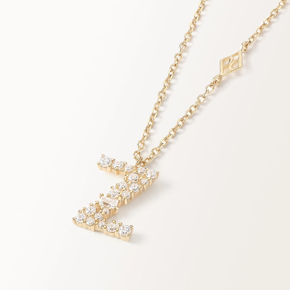 Collier Initiale Z en vue zoomée sur la lettre