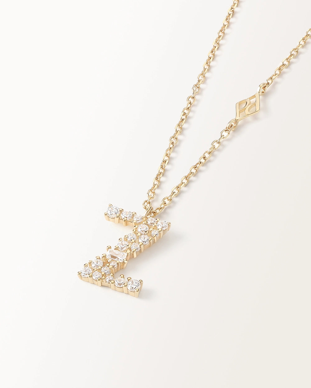 Collier Initiale Z en vue zoomée sur la lettre