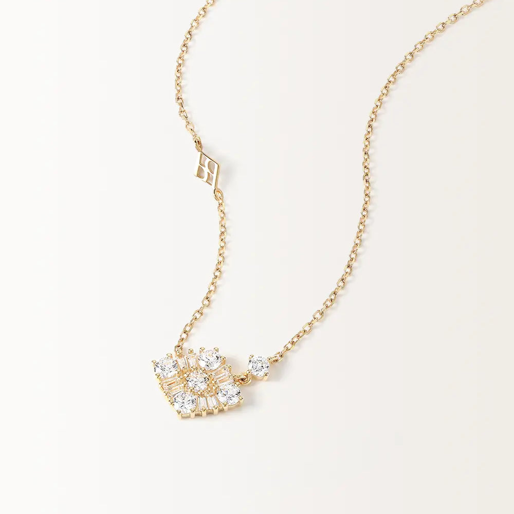 Collier Miroir, détail du losange de pierres serties autour d'une pierre centrale