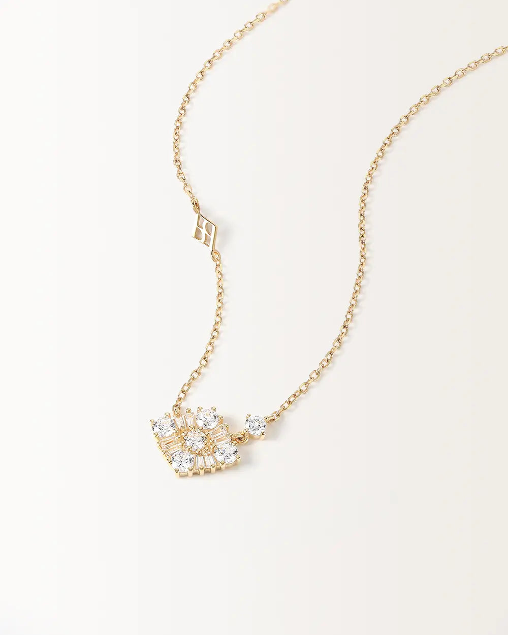 Collier Miroir, détail du losange de pierres serties autour d'une pierre centrale
