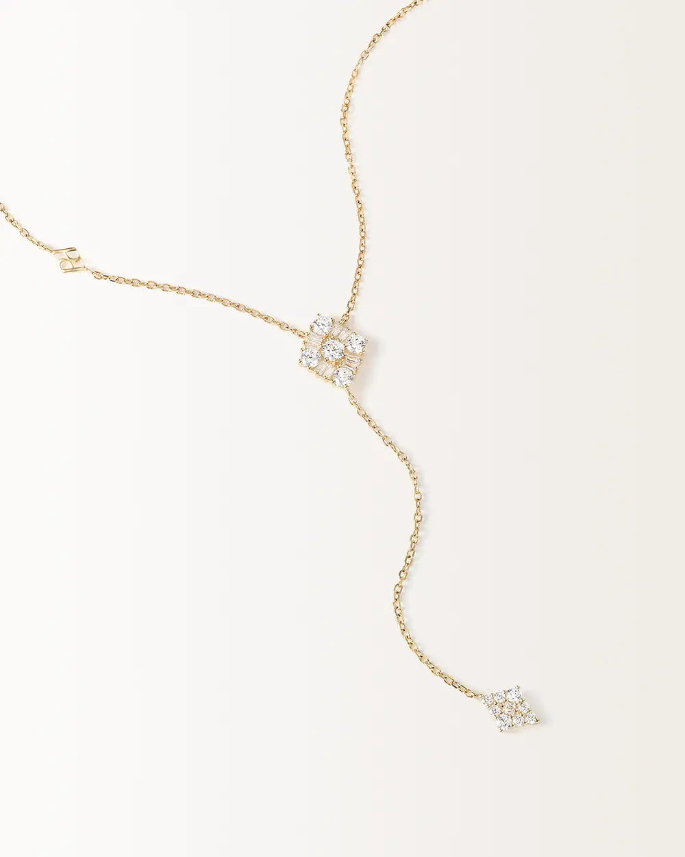 Collier Miroir Pendant, détail du losange principal de pierres rondes et baguettes