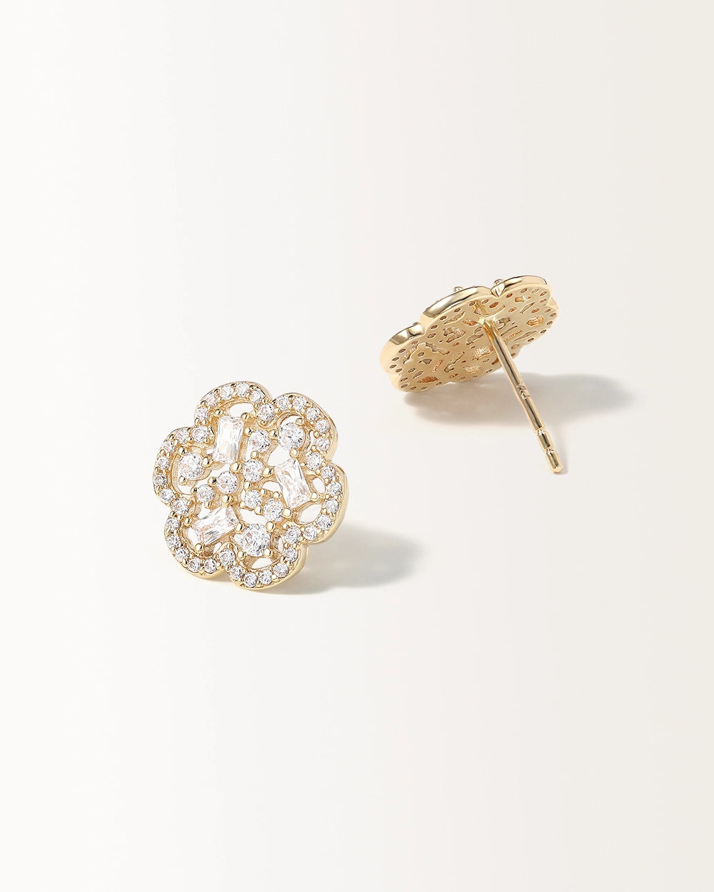 Sertissage des Boucles Flora, oxydes de zirconium en forme de fleur
