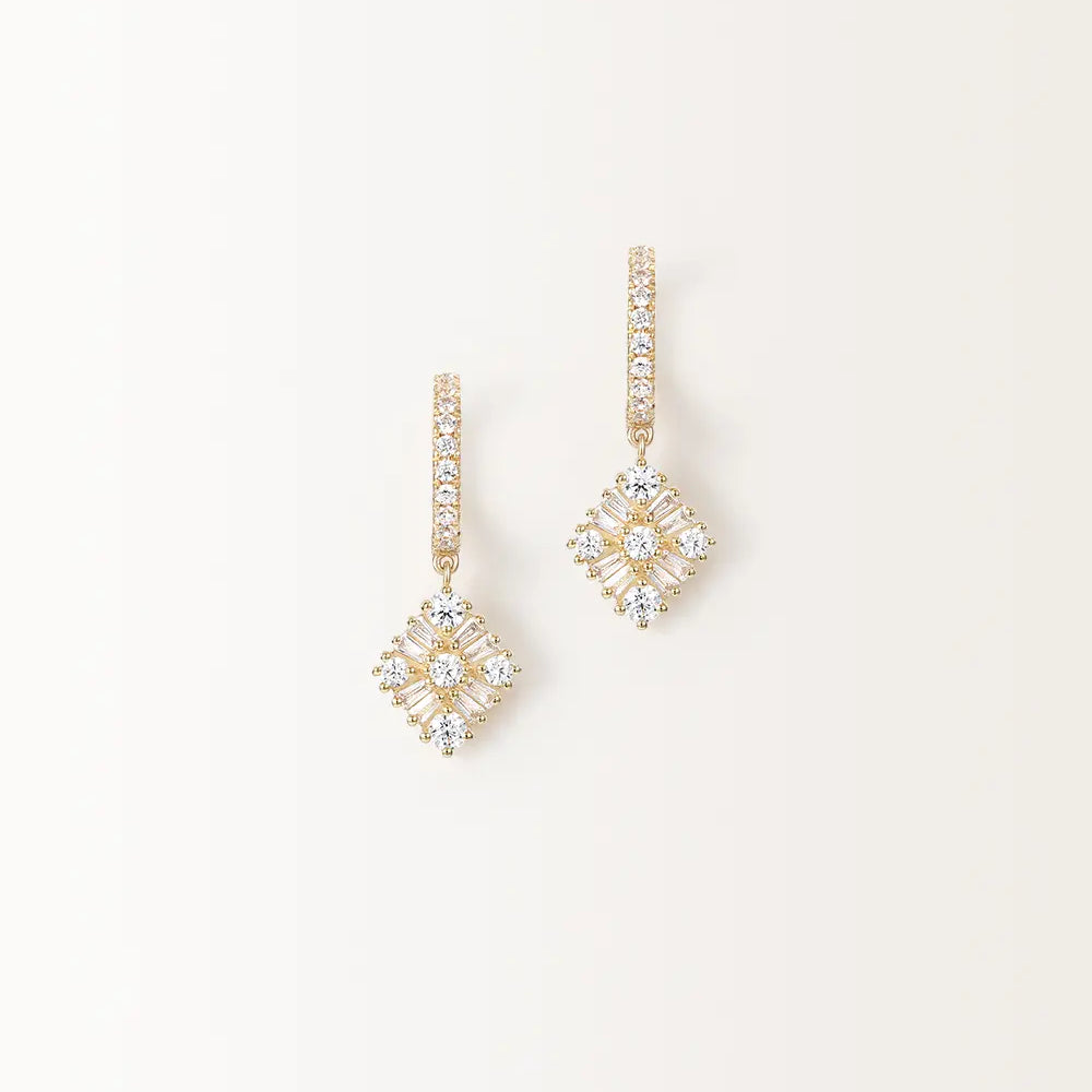Boucles d'oreilles Miroir Pendantes en or jaune, losange de pierres rondes et baguettes suspendu à une créole sertie, vue de face