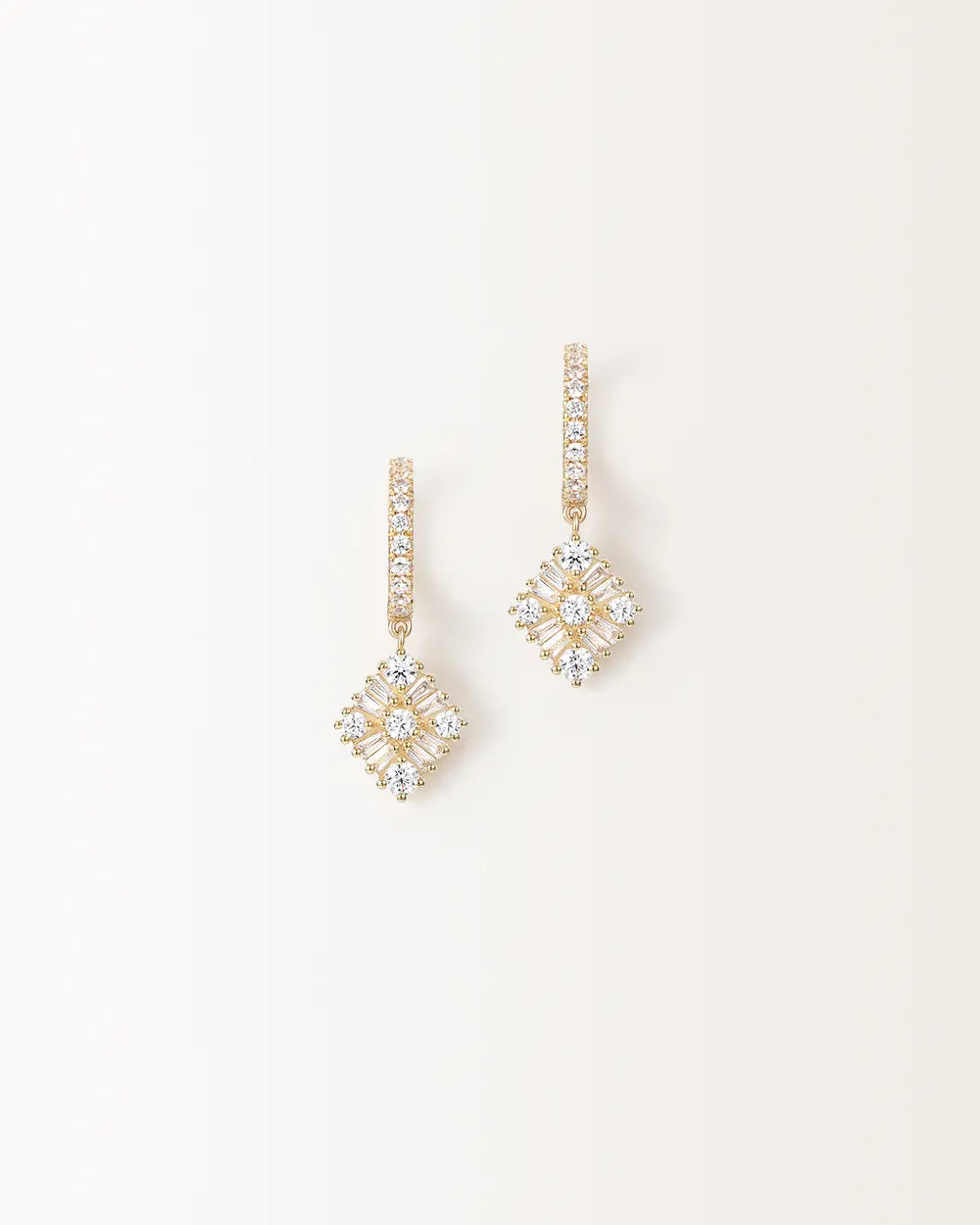 Boucles d'oreilles Miroir Pendantes en or jaune, losange de pierres rondes et baguettes suspendu à une créole sertie, vue de face