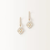 Boucles d'oreilles Miroir Pendantes en or jaune, losange de pierres rondes et baguettes suspendu à une créole sertie, vue de face