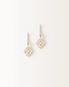 Boucles d'oreilles Miroir Pendantes en or jaune, losange de pierres rondes et baguettes suspendu à une créole sertie, vue de face