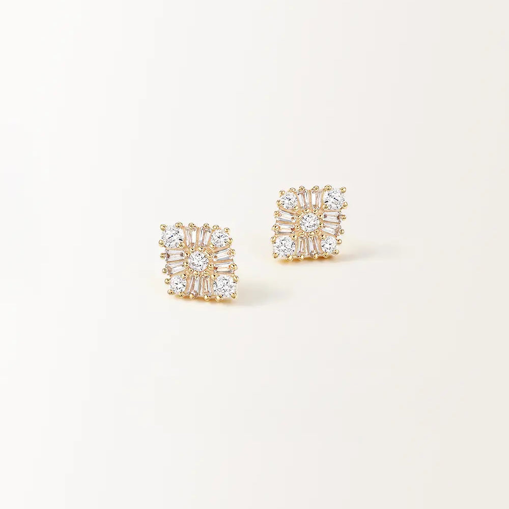 Boucles d'oreilles puces Miroir portées à l'oreille