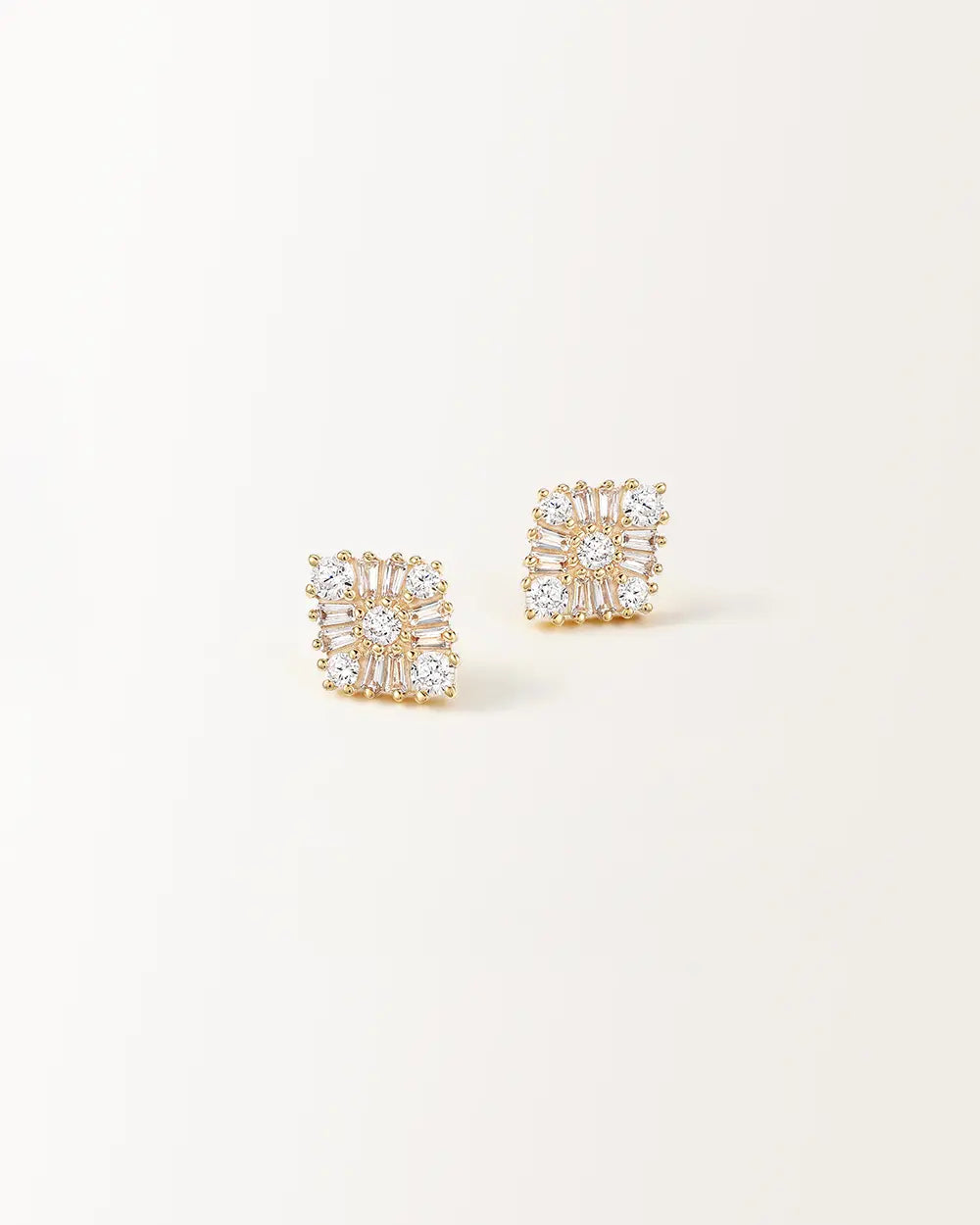 Boucles d'oreilles puces Miroir portées à l'oreille